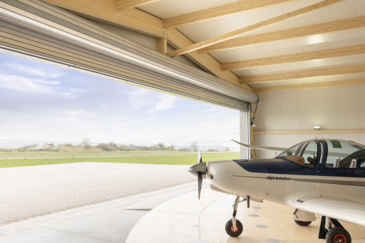 Flugzeughangar aus Holz mit offenen Rolltor