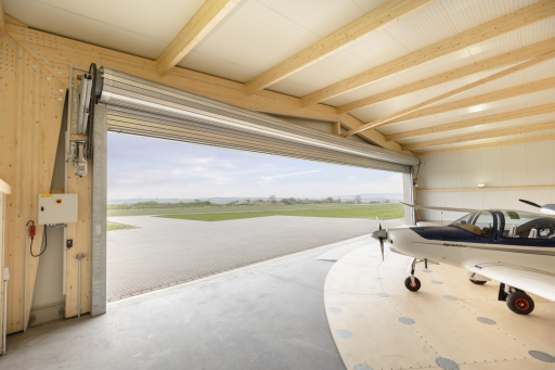 Flugzeughangar aus Holz mit Rolltor