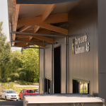 Dachüberstand von einer Gewerbehalle