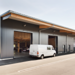 Gewerbehalle aus Holz mit Dachüberstand