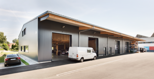 Gewerbehalle aus Holz mit Dachüberstand