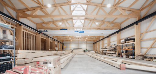 Holzhalle mit Kranbahn