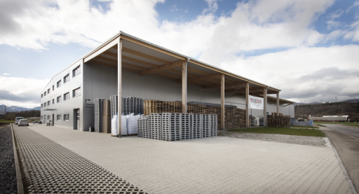 LagerhalleLagerhalle mit Überstand aus Holz