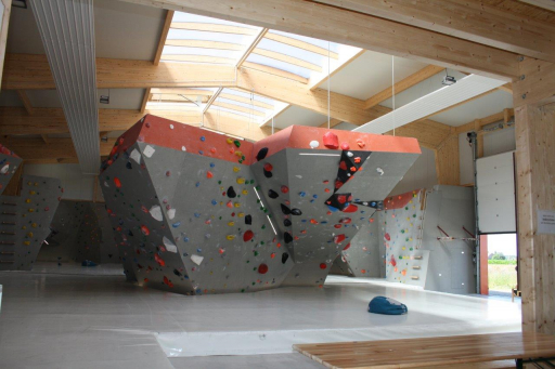 Sporthalle aus Holz Freizeithalle aus Holz mit Lichtfirst und Kletterwand
