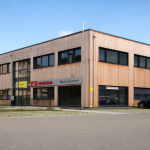 Gewerbehalle mit Holzfassade von Lo Stanco