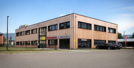 Gewerbehalle mit Holzfassade von Lo Stanco