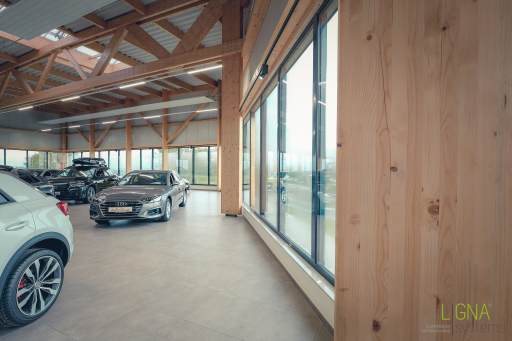 Autohaus mit Glasfassade  und Holzstruktur