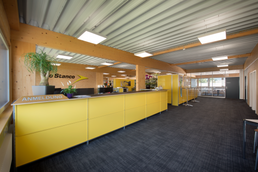 Gewerbehalle - von Lo Stanco -Bürogebäude aus Holz