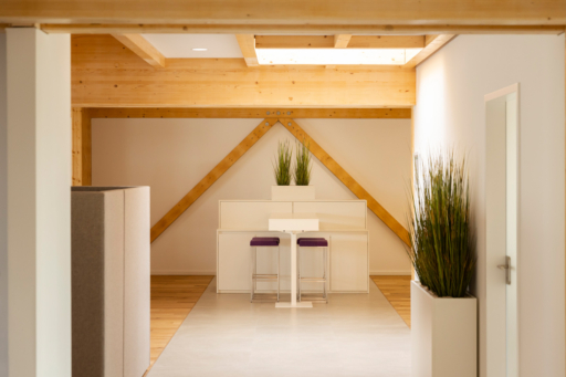 Büro-mit-Holzstruktur und Stuhl