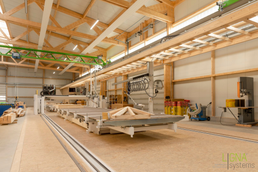 Industriehalle mit CNC-Maschine