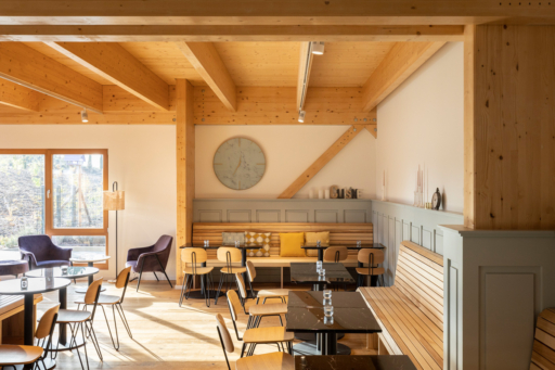 Café-in-Holzgebäude