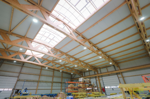 Fachwerkbinder Halle mit Holzkranbahn