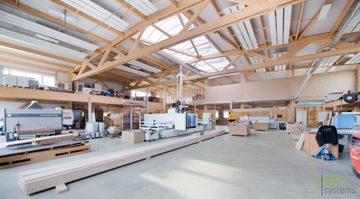 Fachwerkbinder aus Holz in Gewerbehalle