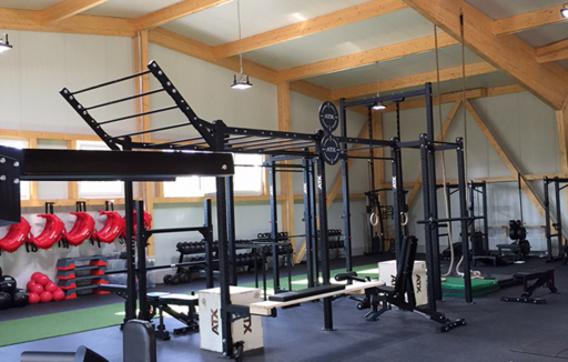 HolzKrafttrainingsmaschinen in Holz gemachter Halle