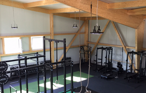 Fitnesshalle aus Holz mit Fenster