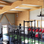 Fitnesshalle mit Holzstruktur