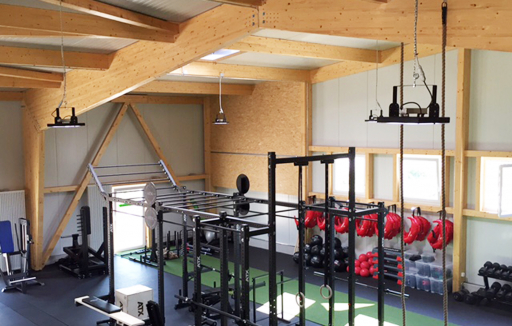 Fitnesshalle mit Holzstruktur