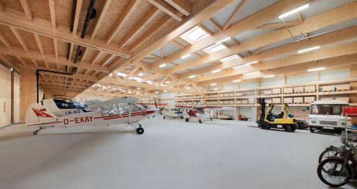 Flughangar aus Holz mit flugzeugen