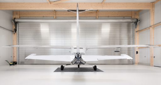Flugzeughangar von innen mit Rolltor