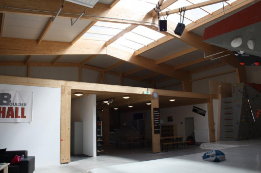 Freizeithalle aus Holz mit Lichtfirst