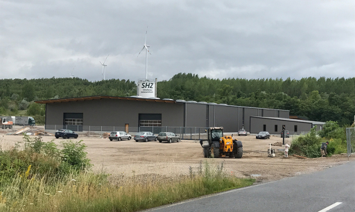 Gewerbehalle mit Holzcarport