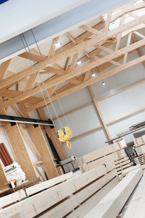 Gewerbehalle aus Holz mit Kran