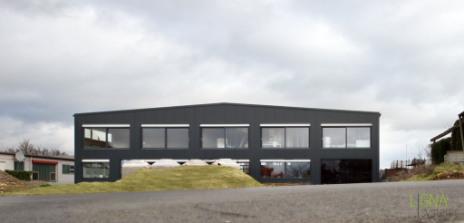 Gewerbehalle mit Bürogebäude aus Holz