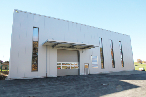 Gewerbehalle mit Stahlfassademit Vordach