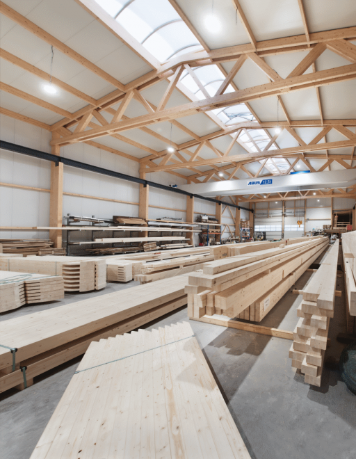 Holzhalle mit Kranbahn von innen gesehen