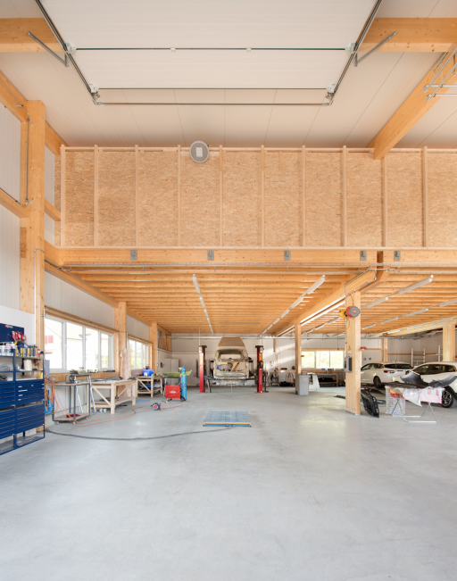 Gewerbehalle aus Holz mit Zwischendecke