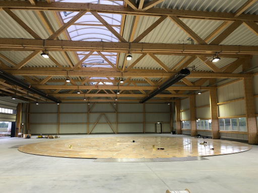 Flughangar aus Holz mit Drehteller und Lichfirst