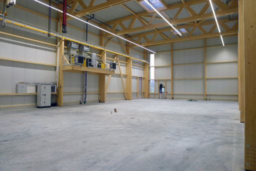 Halle mit Holzstruktur und Betonboden