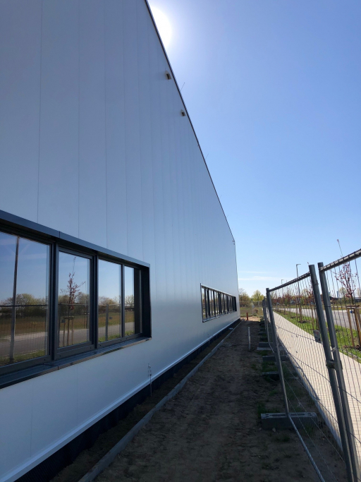 Hallenfassade plus Fenster