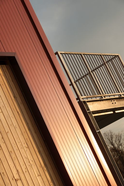 Hochwertige Fassade mit Metalltreppe