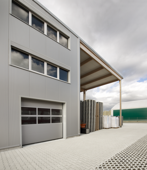 Hochwertige Lagerhalle mit Rolltor