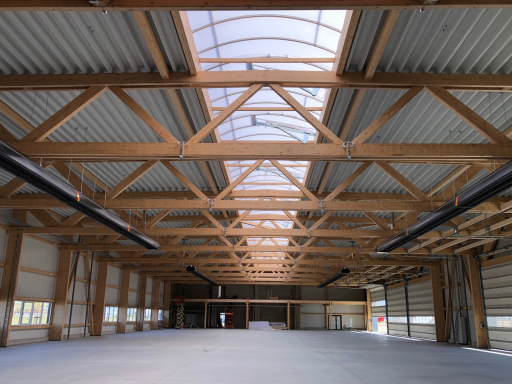 Holzhalle Flugzeughangar mit lichtfrist