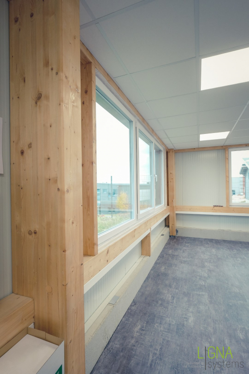 Holzhalle mit Bürobereich