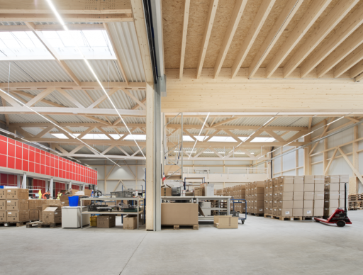 Holzhalle mit Zwischendecke und Holzstruktur