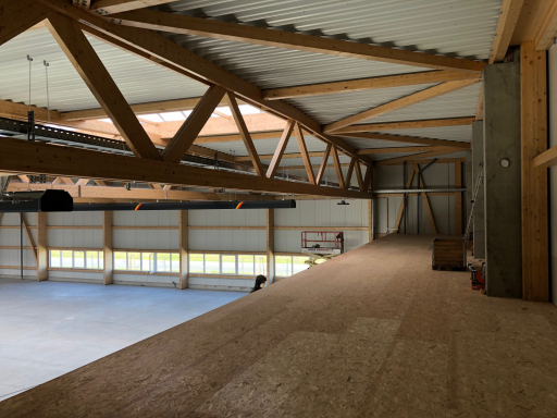 Holzhalle mit Zwischendecke