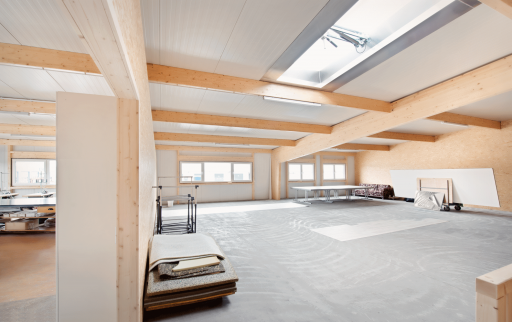 Innenleben einer Holzhalle mit Holzstruktur