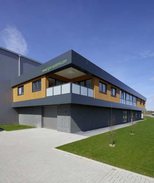 LIGNA systems Gewerbegebäude aus Holz mit Balkon