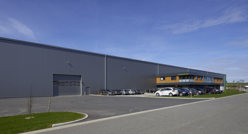 LIGNA systems Industriehalle aus Holz mit Rolltor