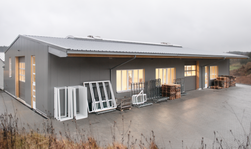 Lagerhalle aus HolzStorage Hallen mit Dachüberstand