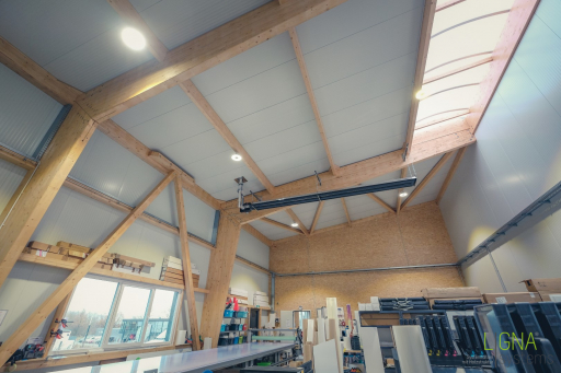 Produktionshalle mit Holz