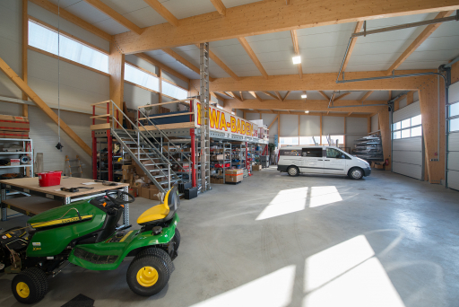 Holzhalle mit Sandwichpaneelen