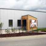 Sporthalle mit Holzeingang