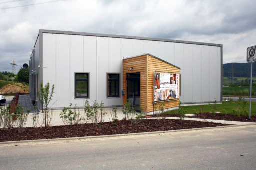 Sporthalle mit Holzeingang