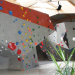 Sporthalle aus Holz mit Kletterwand