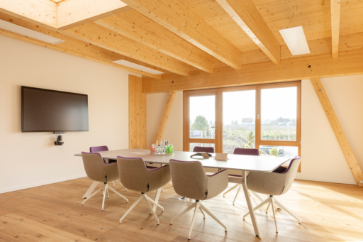 Versammlungsraum-aus-Holz