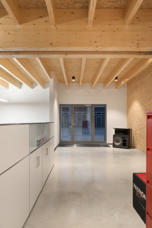 Eingang mit Zwischendecke aus Holz